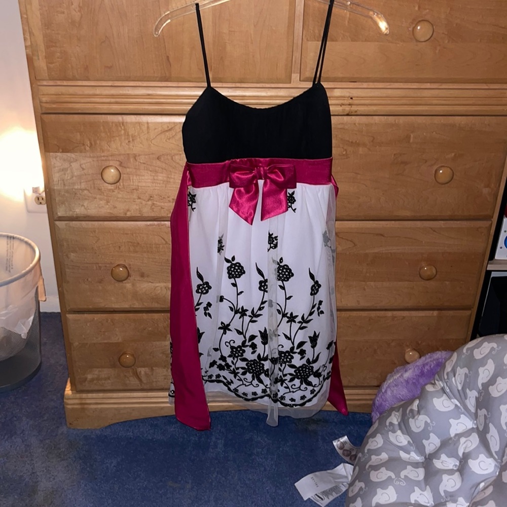 Comfortable White, Pink and Black dress with skinny straps!